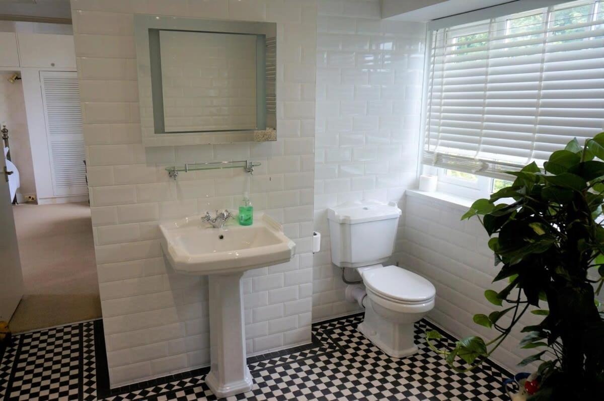 Spacious Town House With Swimming Pool Плимът Екстериор снимка