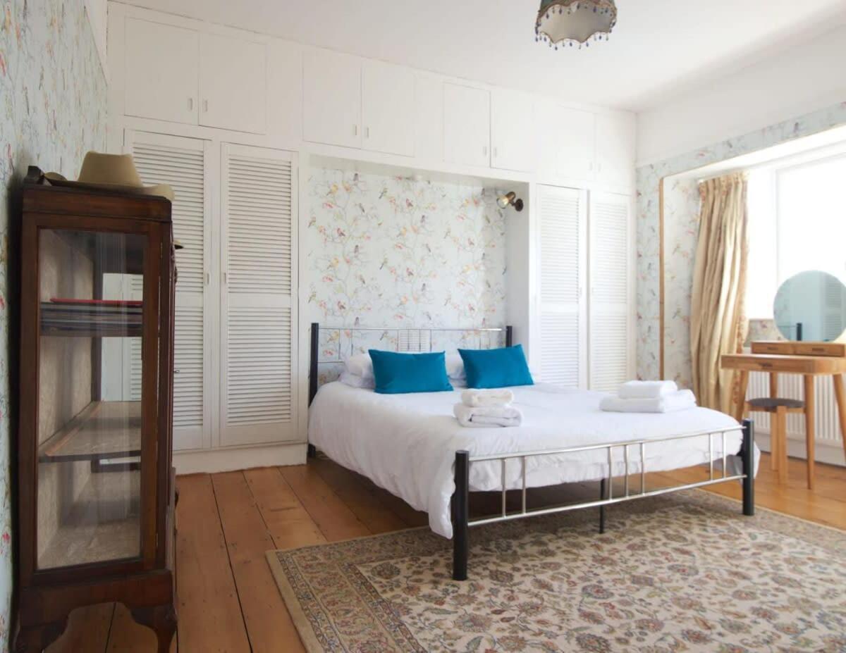 Spacious Town House With Swimming Pool Плимът Екстериор снимка
