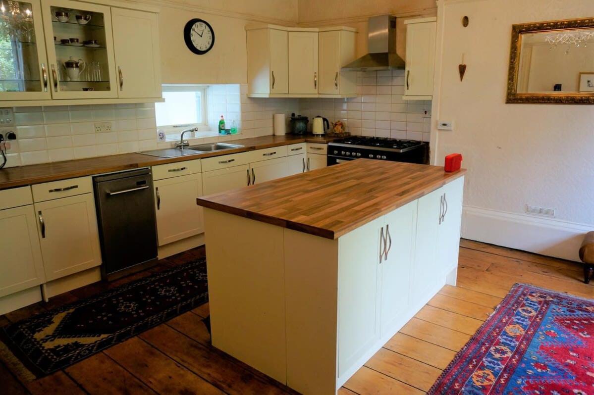 Spacious Town House With Swimming Pool Плимът Екстериор снимка