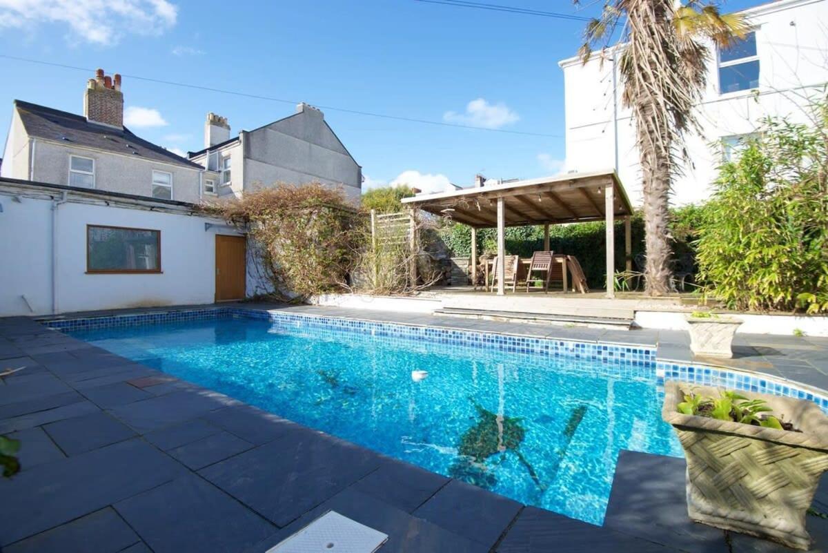 Spacious Town House With Swimming Pool Плимът Екстериор снимка